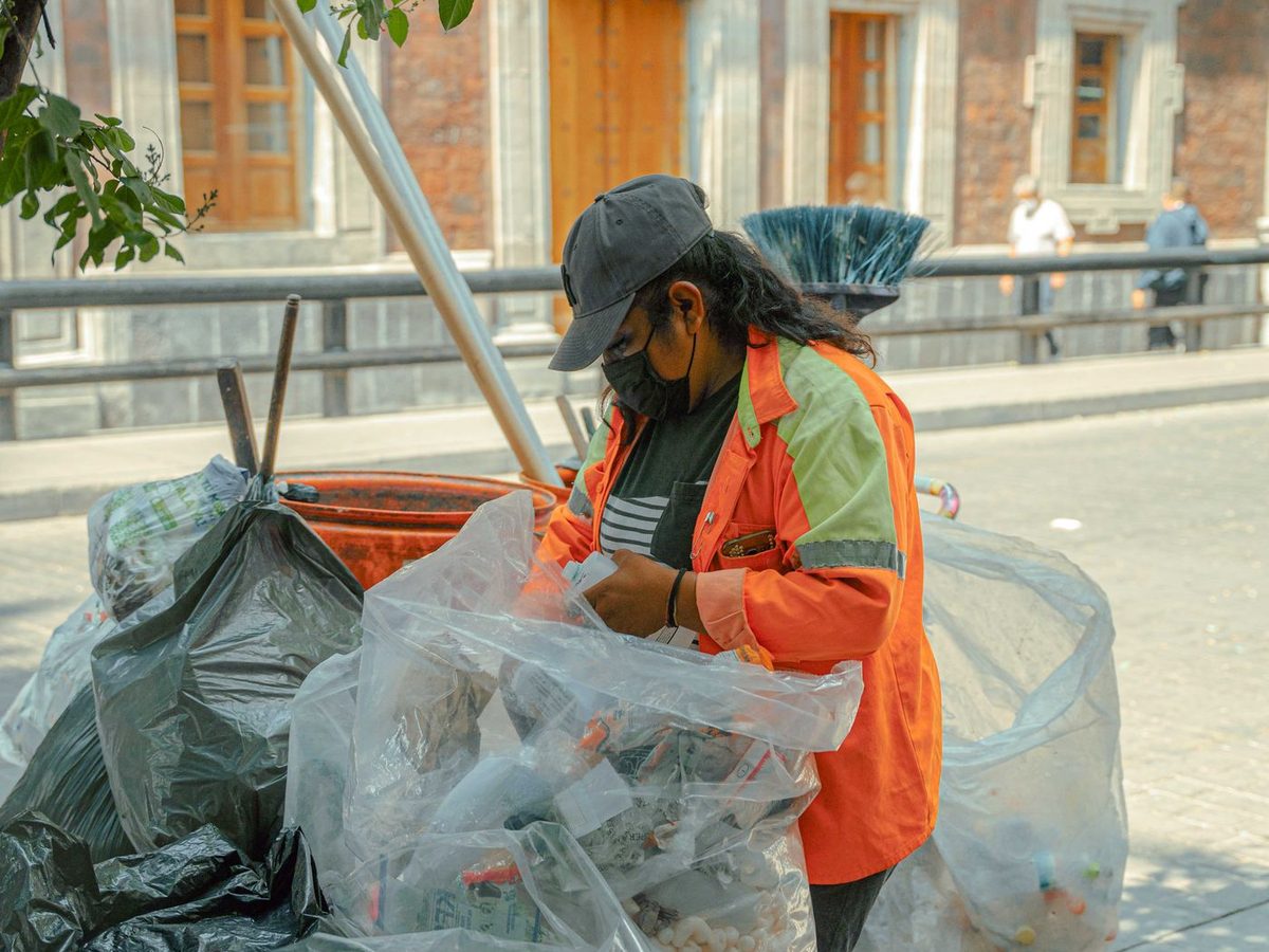 Recuperadora clasificando material reciclable en el Valle de Aburrá